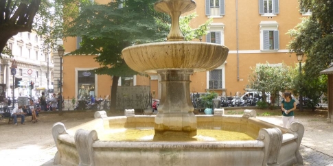 Fontana in Piazza Cairoli