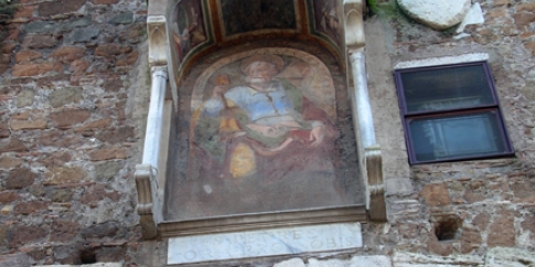 Edicola con la figura di S.Pietro sul prospetto di porta S.Paolo