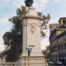 Particolare di uno dei pilastri con statua in bronzo della Vittoria