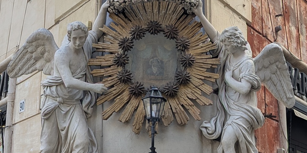 Edicola sacra di piazza di Trevi angolo via del Lavatore