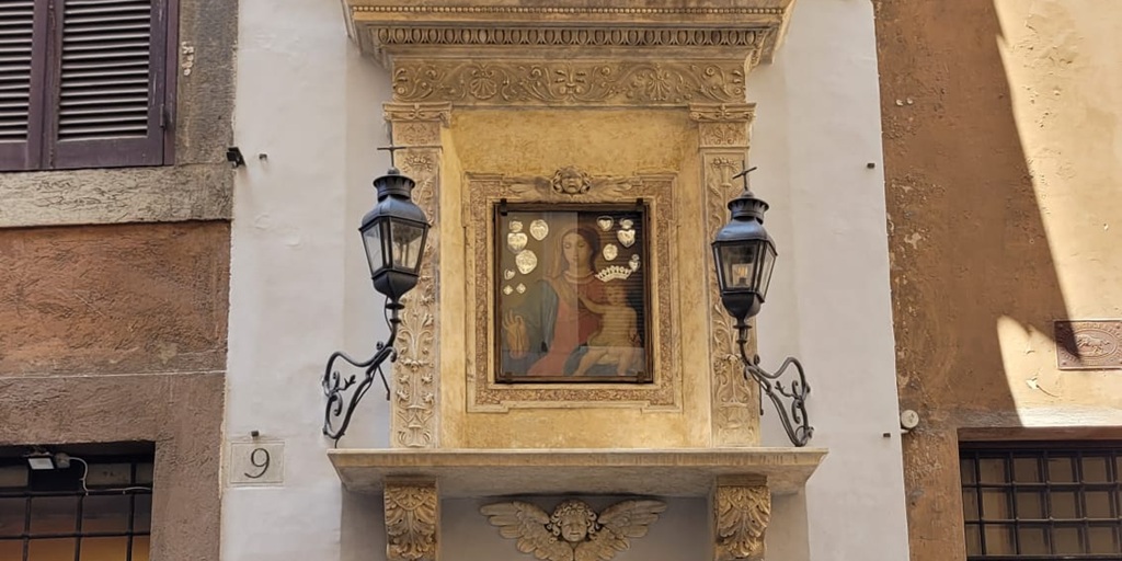 Edicola sacra di via dell’Arco della Ciambella 9-10
