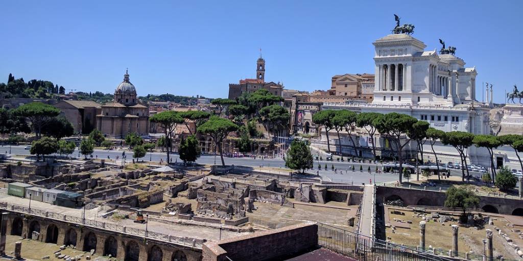 Veduta dell’area archeologica dei Fori Imperiali. In primo piano il Foro di Traiano