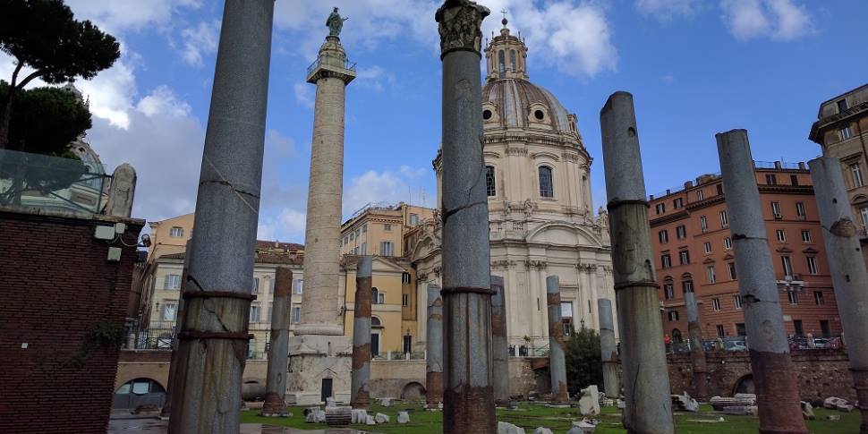 Il Foro di Traiano . In primo piano la Basilica Ulpia