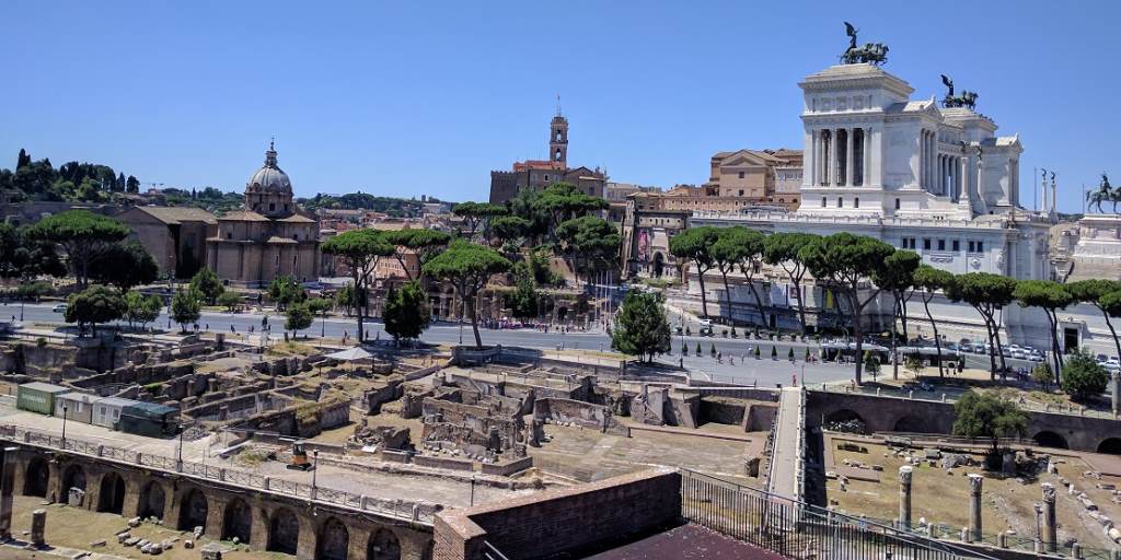 Il Foro di Traiano e Via dei Fori Imperiali. Sullo sfondo il “Vittoriano”