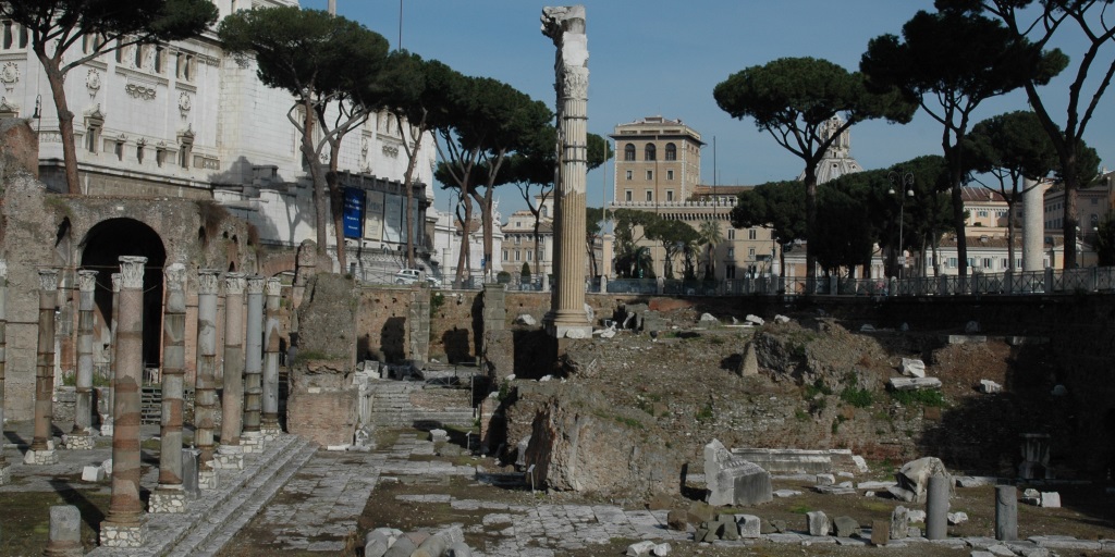 Il Foro di Cesare. In primo piano il Tempio di Venere Genitrice