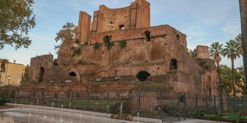 Fronte Trofei di Mario Resti antichi di un castello d'acqua cioè un punto di distribuzione dell’acqua alla città