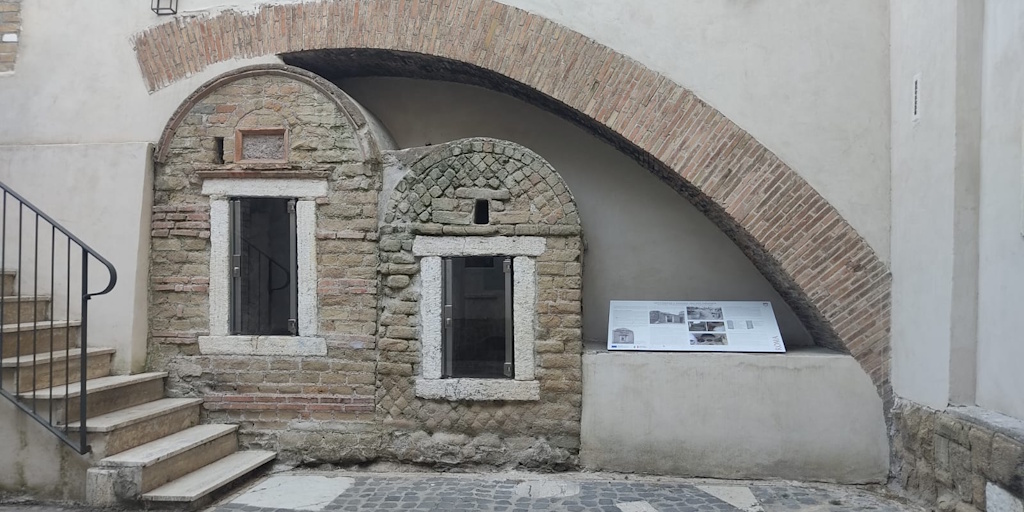 Il cortile: le tombe dopo il restauro e il nuovo pannello didattico