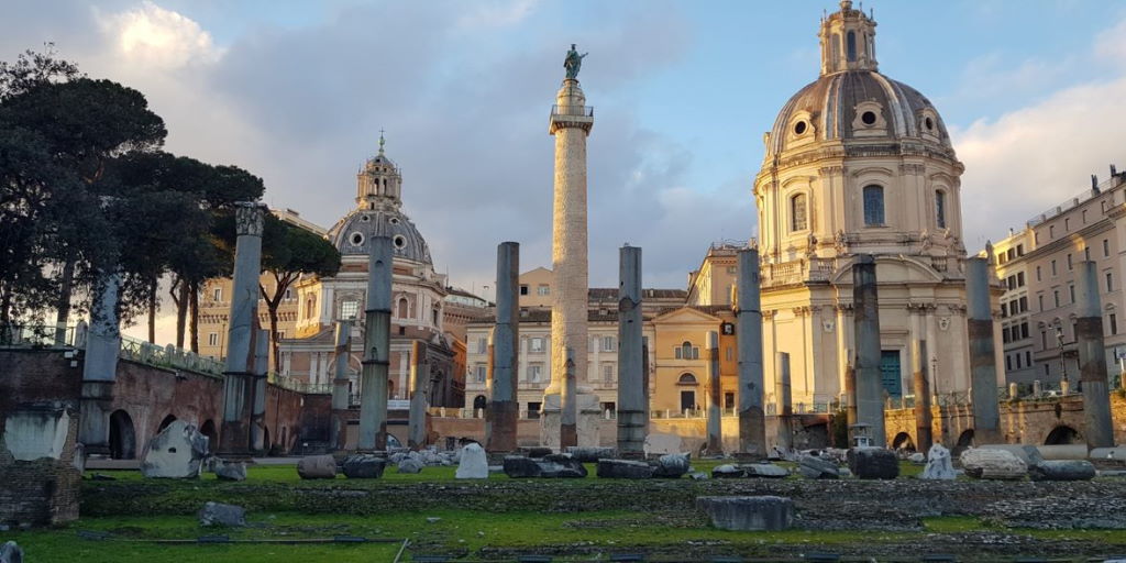 La basilica Ulpia vista dalla piazza del Foro