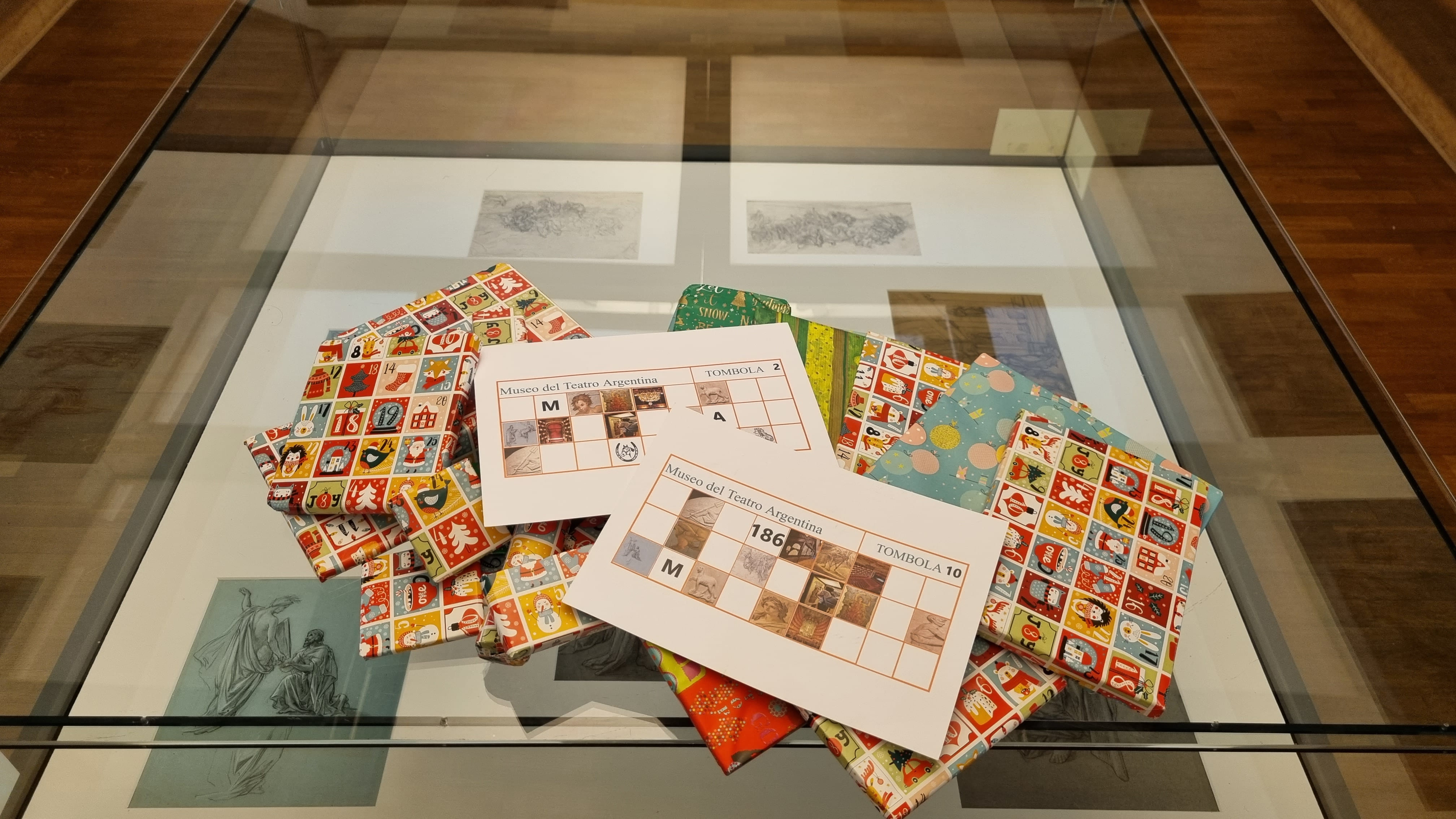 Cartelle e premi della tombola, 2023. Sovrintendenza Capitolina, Archivio fotografico del Servizio Coordinamento Monumenti Medievali, Moderni e Contemporanei. Cartelle e premi della tombola, 2023. Sovrintendenza Capitolina, Archivio fotografico del Servizio Coordinamento Monumenti Medievali, Moderni e Contemporanei.