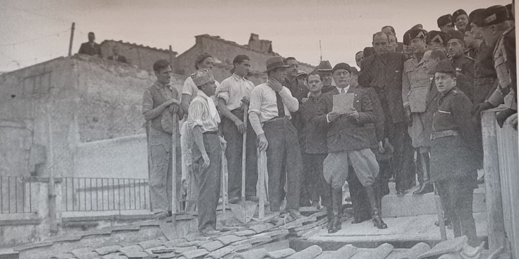 Mussolini dà il primo colpo di piccone ai lavori per l'isolamento dell'Augusteo, 22 ottobre 1934, da Roma fascista di Italo Insolera. Mussolini dà il primo colpo di piccone ai lavori per l'isolamento dell'Augusteo, 22 ottobre 1934, da Roma fascista di Italo Insolera.
