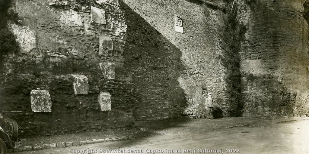 Esterno di Porta Nomentana in una foto del 1931 (Archivio fotografico del Museo di Roma)