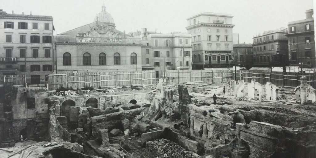 L’isolato di largo Argentina durante le demolizioni. Sullo sfondo il teatro Argentina. Roma, Museo di Roma, Archivio Fotografico.