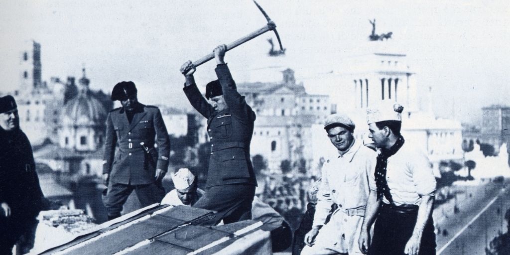 18 febbraio 1835. Mussolini dà il primo colpo di piccone per la demolizione di un edificio. Sullo sfondo: il tratto verso Piazza Venezia della nuova Via dell’Impero. Istituto Luce, Archivio Storico. 18 febbraio 1835. Mussolini dà il primo colpo di piccone per la demolizione di un edificio. Sullo sfondo: il tratto verso Piazza Venezia della nuova Via dell’Impero. Istituto Luce, Archivio Storico.