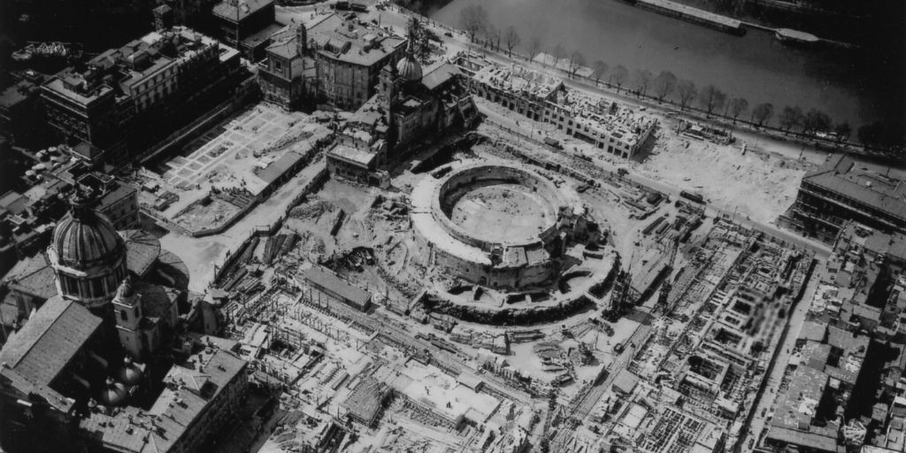 Mausoleo di Augusto e Piazza Augusto Imperatore durante le demolizioni, 1937. Roma, Aerofototeca Nazionale, I.C.C.D., Fondo Aeronautica Militare.
