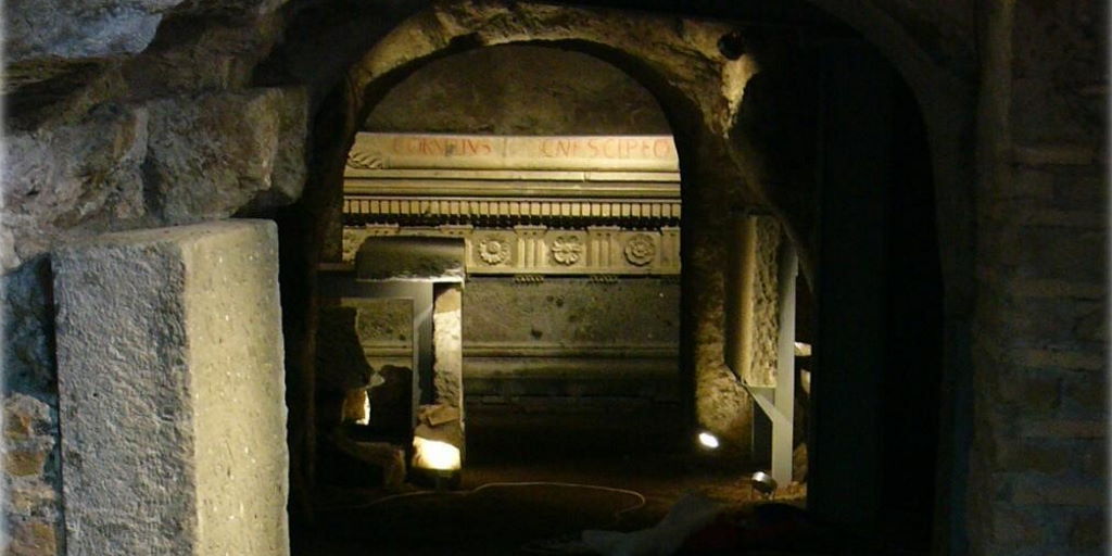 Sepolcro degli Scipioni, interno con sarcofago