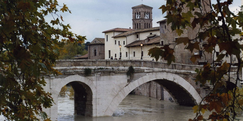 Isola Tiberina: Ponte Fabricio e Torre Caetani da Lungotevere de’ Cenci