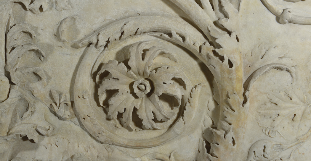 Ara Pacis, esterno: particolare del fregio vegetale. Ara Pacis, esterno: particolare del fregio vegetale.