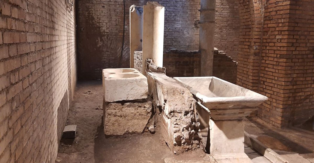 due colonne in marmo e altri resti di edificio romano-imperiale nei sotterranei del Museo Barracco due colonne in marmo e altri resti di edificio romano-imperiale nei sotterranei del Museo Barracco