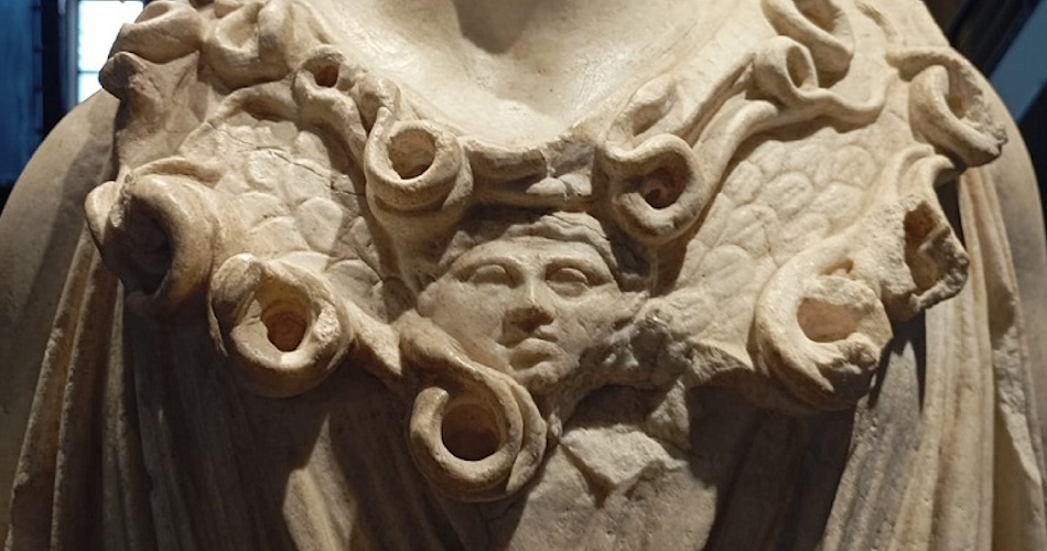 testa di gorgone sull’egida di Atena testa di gorgone sull’egida di Atena