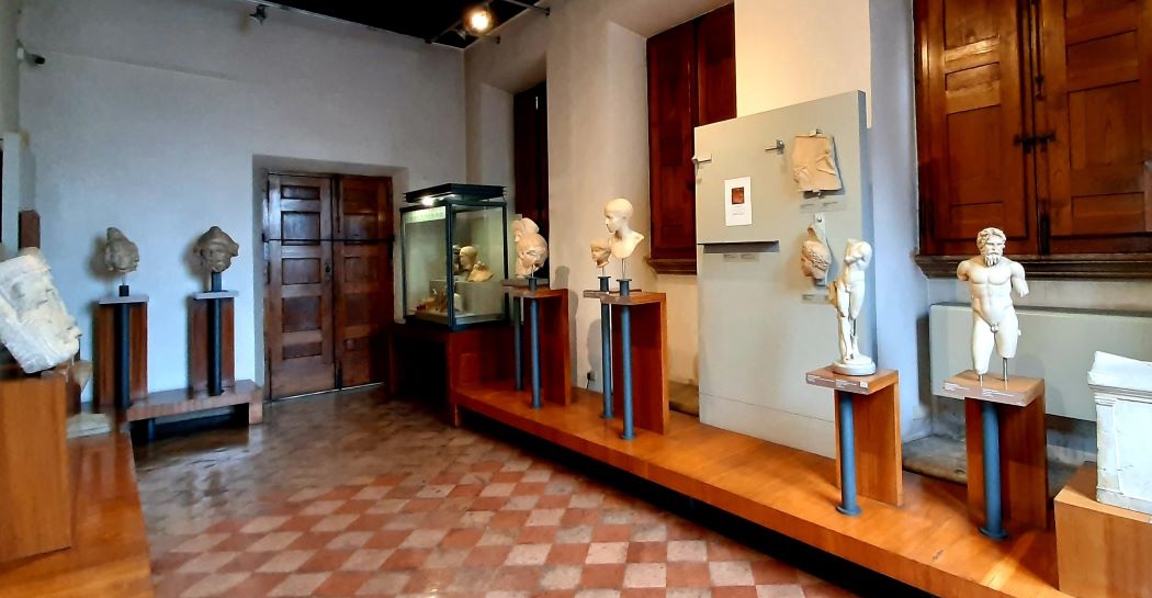 reperti archeologici romani nella sala romana collezione Baracco reperti archeologici romani nella sala romana collezione Baracco