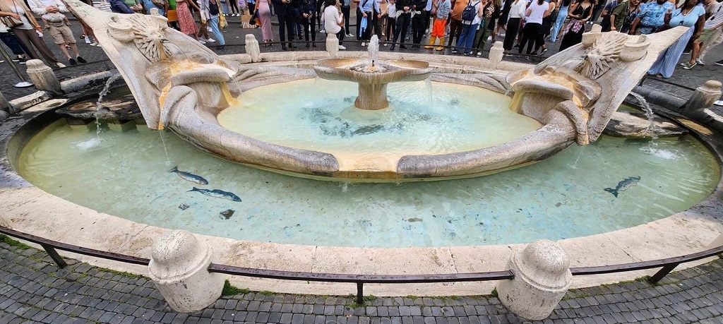 Barcaccia Piazza di Spagna “Gli ultimi cinque pesci del mare” 