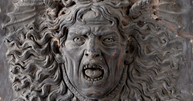 Guglielmo Della Porta, attr., Gorgone, 1500-1550, terracotta a rilievo proveniente dalla cosiddetta Casa delle terrecotte, situata in via Arco de’ Ginnasi, 25 e demolita nel 1936