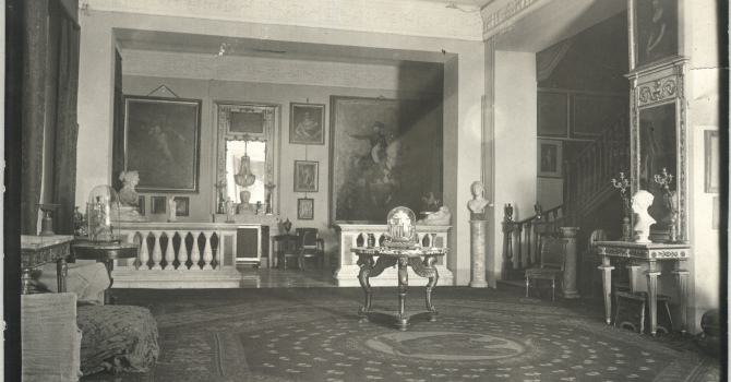 Prima sala del Museo Napoleonico negli anni Venti