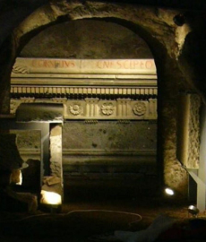 Sepolcro degli Scipioni interno con sarcofago Sepolcro degli Scipioni interno con sarcofago