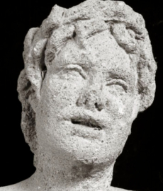 particolare (testa) della Statua di Orfeo in peperino particolare (testa) della Statua di Orfeo in peperino