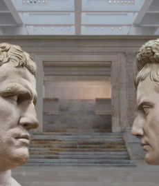 Agrippa (a sinistra) fronteggia Augusto (a destra) davanti l'Ara Pacis