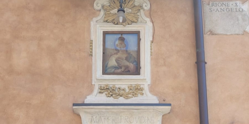 Edicola sacra di via delle Botteghe Oscure 34 (palazzetto dell’Olmo) Edicola sacra di via delle Botteghe Oscure 34 (palazzetto dell’Olmo)