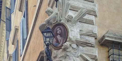 Edicola sacra di via Lancellotti, angolo piazza Lancellotti Edicola sacra di via Lancellotti, angolo piazza Lancellotti