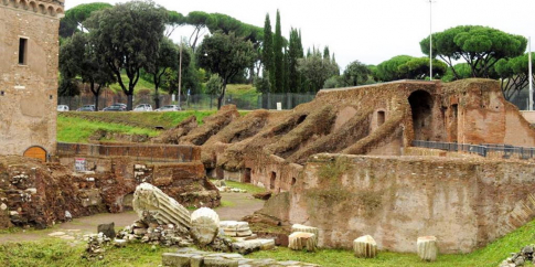 L’emiciclo del Circo Massimo e la Torre della Moletta L’emiciclo del Circo Massimo e la Torre della Moletta
