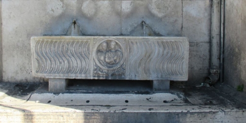  Fontana sarcofago in piazza del Popolo, lato chiesa S.Maria del Popolo