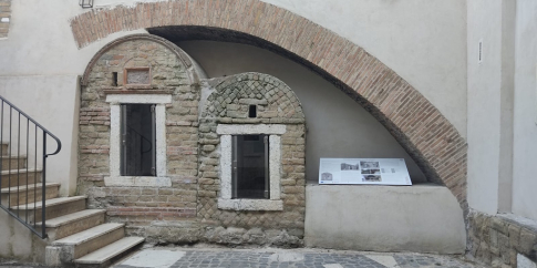 Il cortile: le tombe dopo il restauro e il nuovo pannello didattico Il cortile: le tombe dopo il restauro e il nuovo pannello didattico
