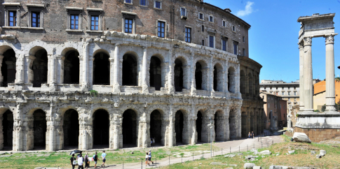 Il Teatro di Marcello, costruito da Augusto (13 o 11 a.C.)