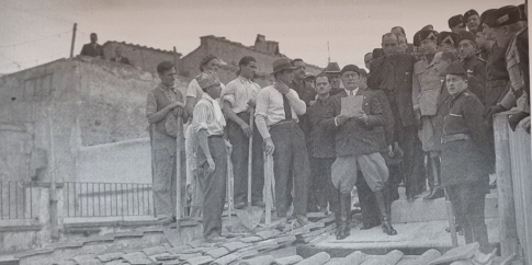 Mussolini dà il primo colpo di piccone ai lavori per l'isolamento dell'Augusteo, 22 ottobre 1934, da Roma fascista di Italo Insolera. Mussolini dà il primo colpo di piccone ai lavori per l'isolamento dell'Augusteo, 22 ottobre 1934, da Roma fascista di Italo Insolera.