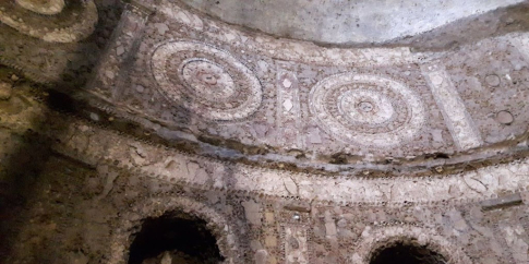 Ninfeo degli Annibaldi, particolare della decorazione con mosaico