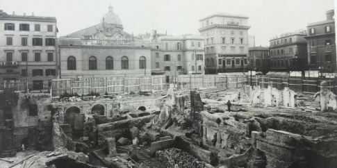 L’isolato di largo Argentina durante le demolizioni. Sullo sfondo il teatro Argentina. Roma, Museo di Roma, Archivio Fotografico. L’isolato di largo Argentina durante le demolizioni. Sullo sfondo il teatro Argentina. Roma, Museo di Roma, Archivio Fotografico.