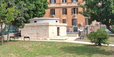 Il sepolcro di largo E. Talamo, ultima tappa della visita Il sepolcro di largo E. Talamo, ultima tappa della visita