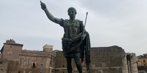 Statua dell’imperatore Ottaviano Augusto a via dei Fori Imperiali Statua dell’imperatore Ottaviano Augusto a via dei Fori Imperiali