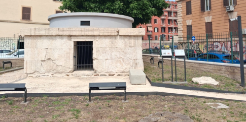 Il sepolcro di largo E. Talamo Il sepolcro di largo E. Talamo