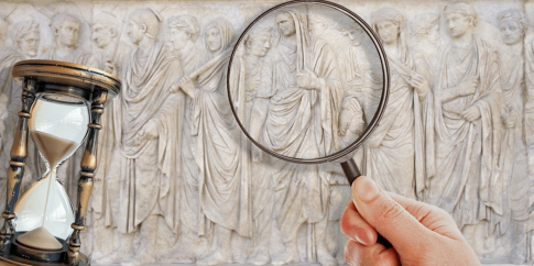 clessidra e lente di ingrandimento su rilievo dell'Ara Pacis