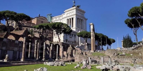 Foro di Cesare: a destra i resti del tempio di Venere Genitrice, restaurato dall’imperatore Traiano. Foro di Cesare: a destra i resti del tempio di Venere Genitrice, restaurato dall’imperatore Traiano.
