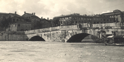 fotografia del fiume Tevere con Ponte Cestio