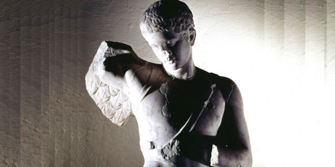 Statua di Icaro, Sala Macchine, Museo Centrale Montemartini Statua di Icaro, Sala Macchine, Museo Centrale Montemartini