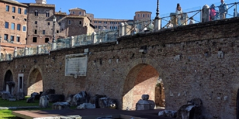 Muro della sistemazione ottocentesca dell’area della Basilica Ulpia e del Foro di Traiano, con la grande iscrizione che ricorda i lavori di Pio VII