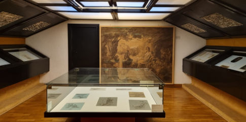 Sala quadrata con i disegni di Cesare Fracassini (2024). Sovrintendenza Capitolina, Archivio Fotografico Servizio Coordinamento Monumenti Medievali Moderni e Contemporanei. Sala quadrata con i disegni di Cesare Fracassini (2024). Sovrintendenza Capitolina, Archivio Fotografico Servizio Coordinamento Monumenti Medievali Moderni e Contemporanei.