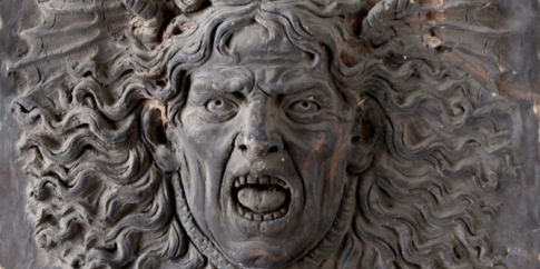Guglielmo Della Porta, attr., Gorgone, 1500-1550, terracotta a rilievo proveniente dalla cosiddetta Casa delle terrecotte, situata in via Arco de’ Ginnasi, 25 e demolita nel 1936