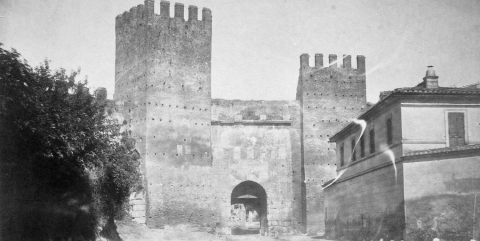 Esterno di Porta Tiburtina in una foto di metà Ottocento (Archivio fotografico del Museo di Roma)